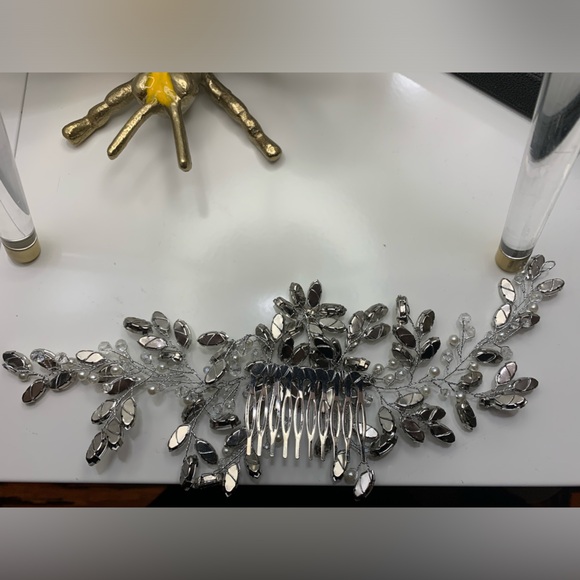 Beautiful Rhinestone and Pearl Head Hair Comb - Picture 3 of 9